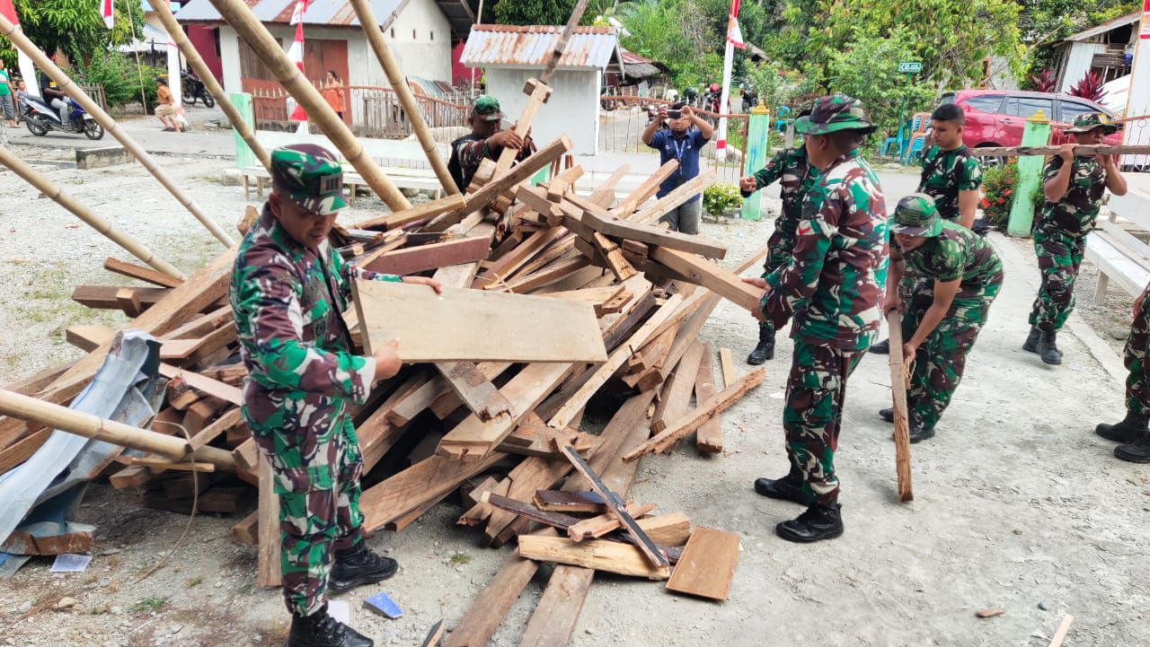 Pulihkan Aktivitas Warga, TNI AD Kerahkan Personel Bersihkan Puing Gempa Poso