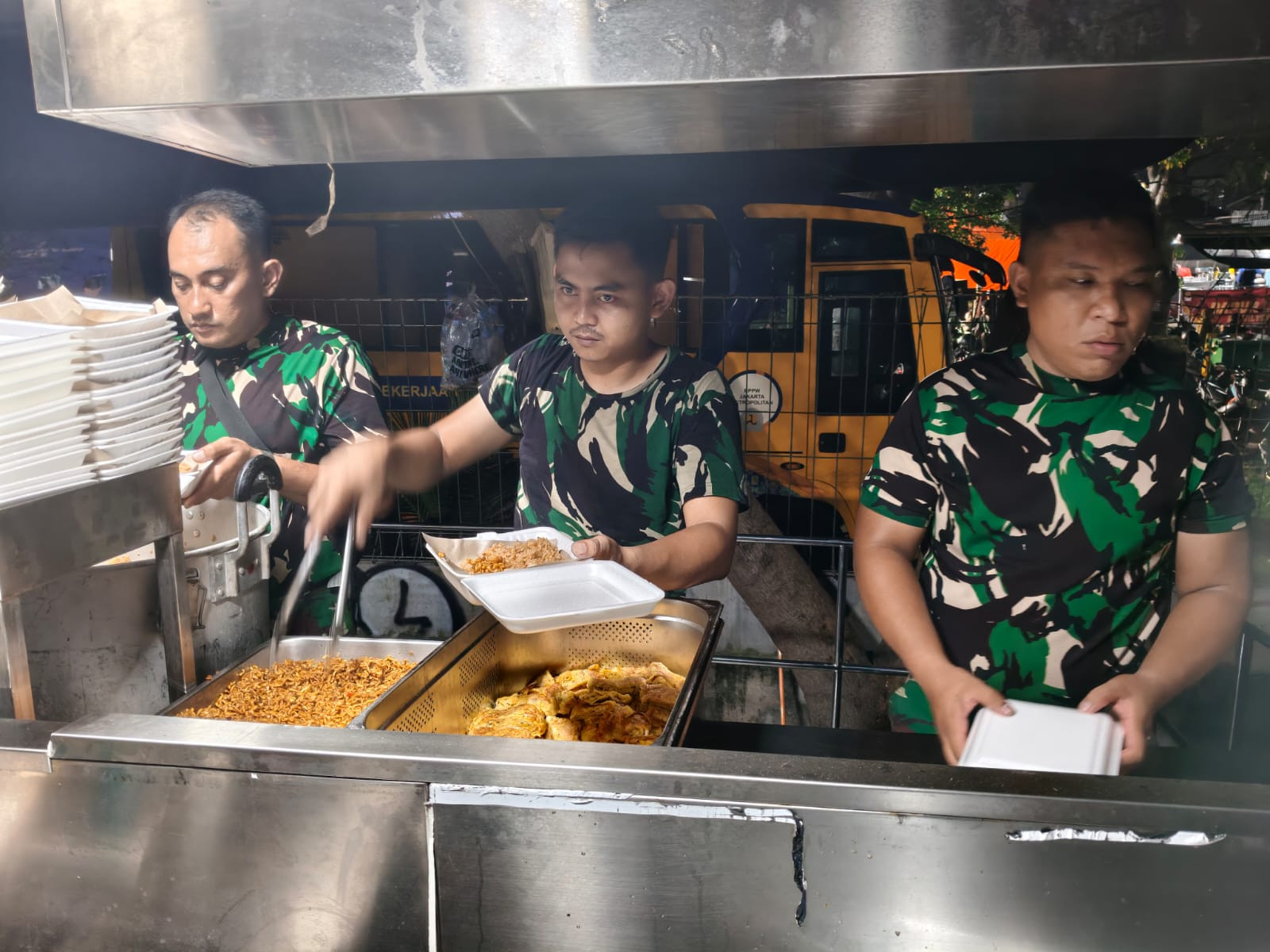 Prajurit Bekangdam Jaya Tak Kenal Lelah Sediakan Makanan bagi Korban Kebakaran Kemayoran
