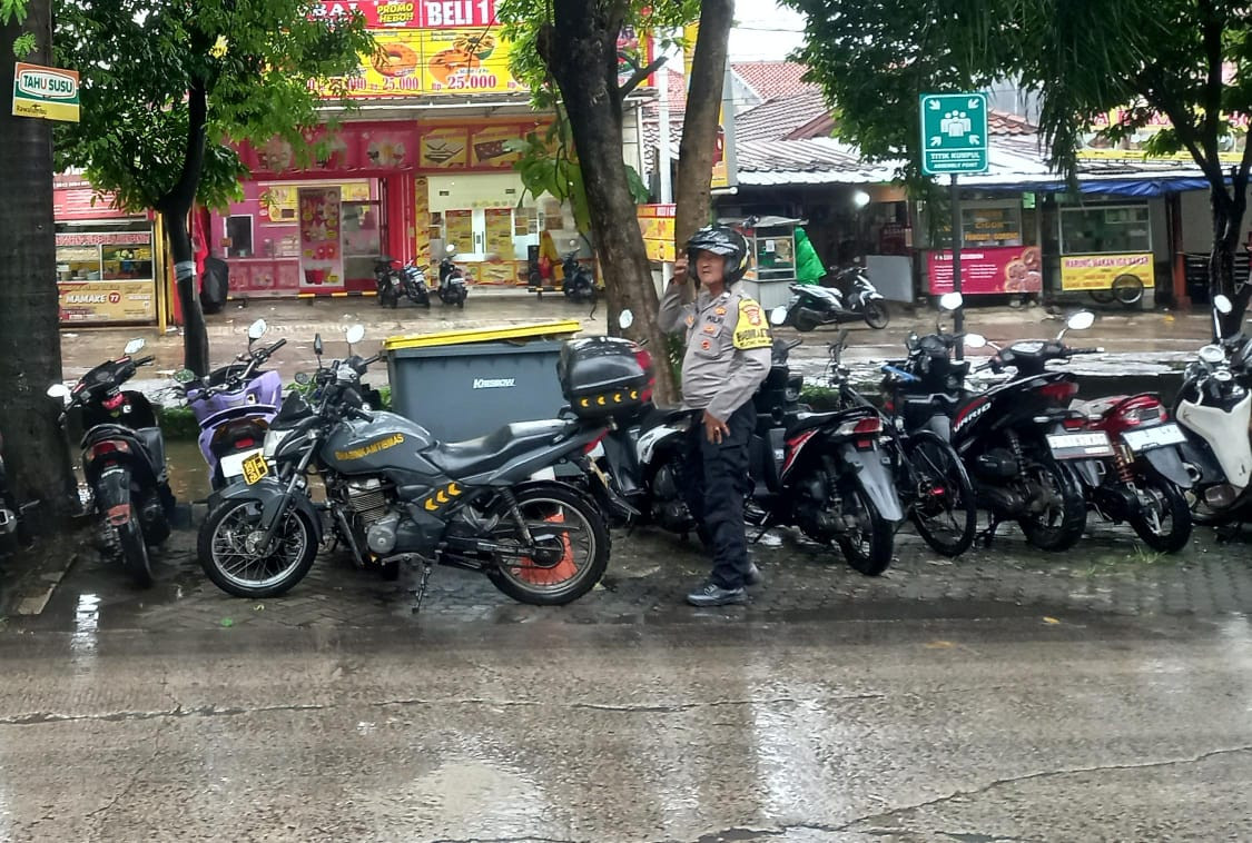 Antisipasi Dampak Curah Hujan Tinggi, Bhabinkamtibmas Polsek Rawalumbu Sisir Bantaran Saluran Air