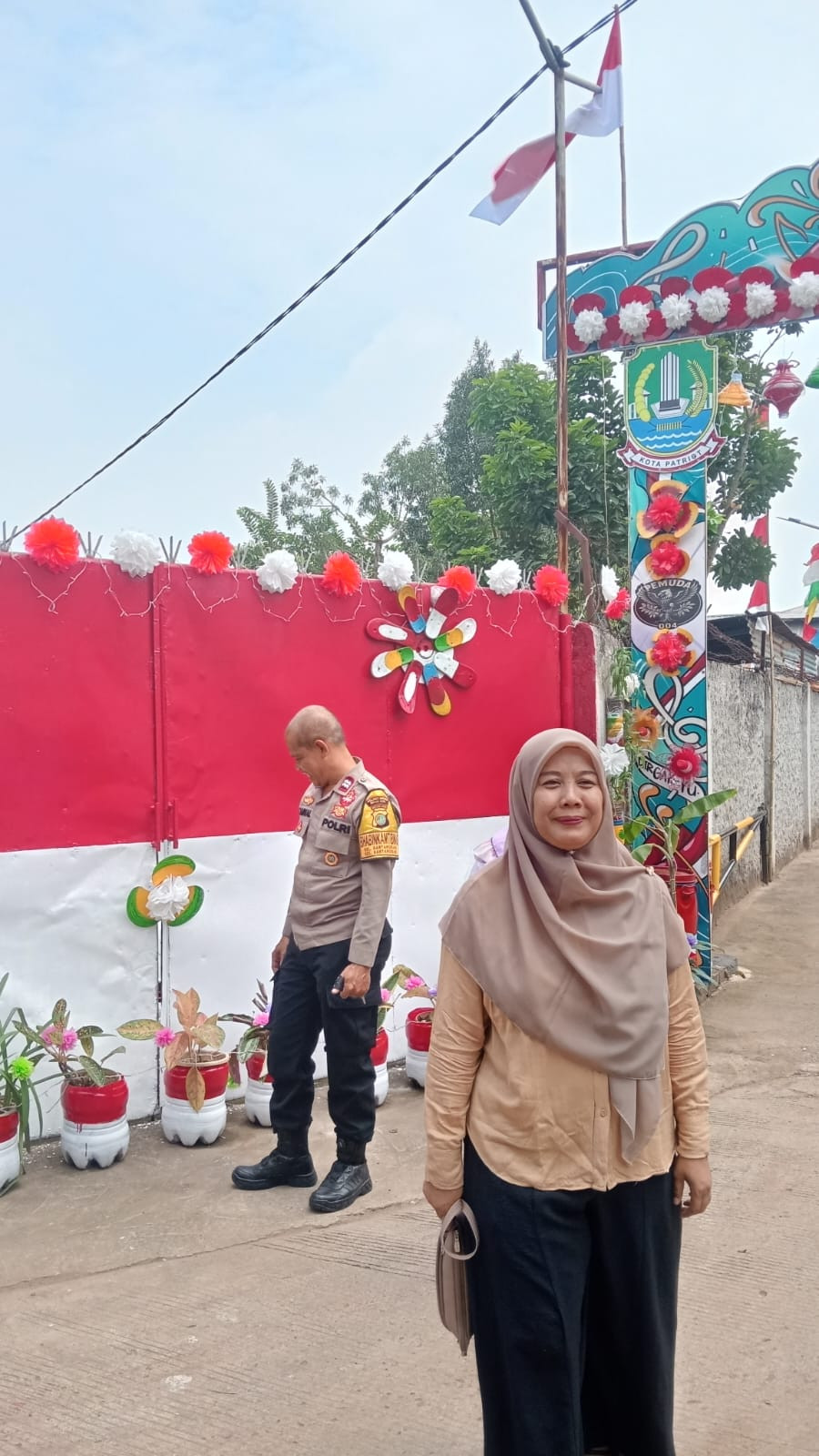 Polsek Bantargebang Dampingi Penilaian Lomba Gapura Ramah Lingkungan Sambut HUT RI ke-80