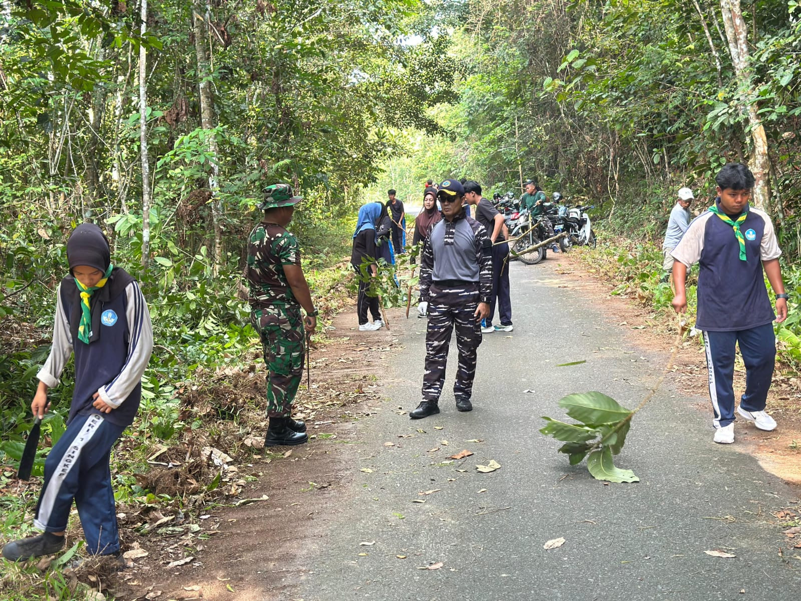 Danlanal Dabo Singkep Pimpin Langsung Bhakti Teritorial Prima TNI Bersama Instansi Terkaut dan Anak Sekolah Dalam Rangka HUT Ke-80 TNI