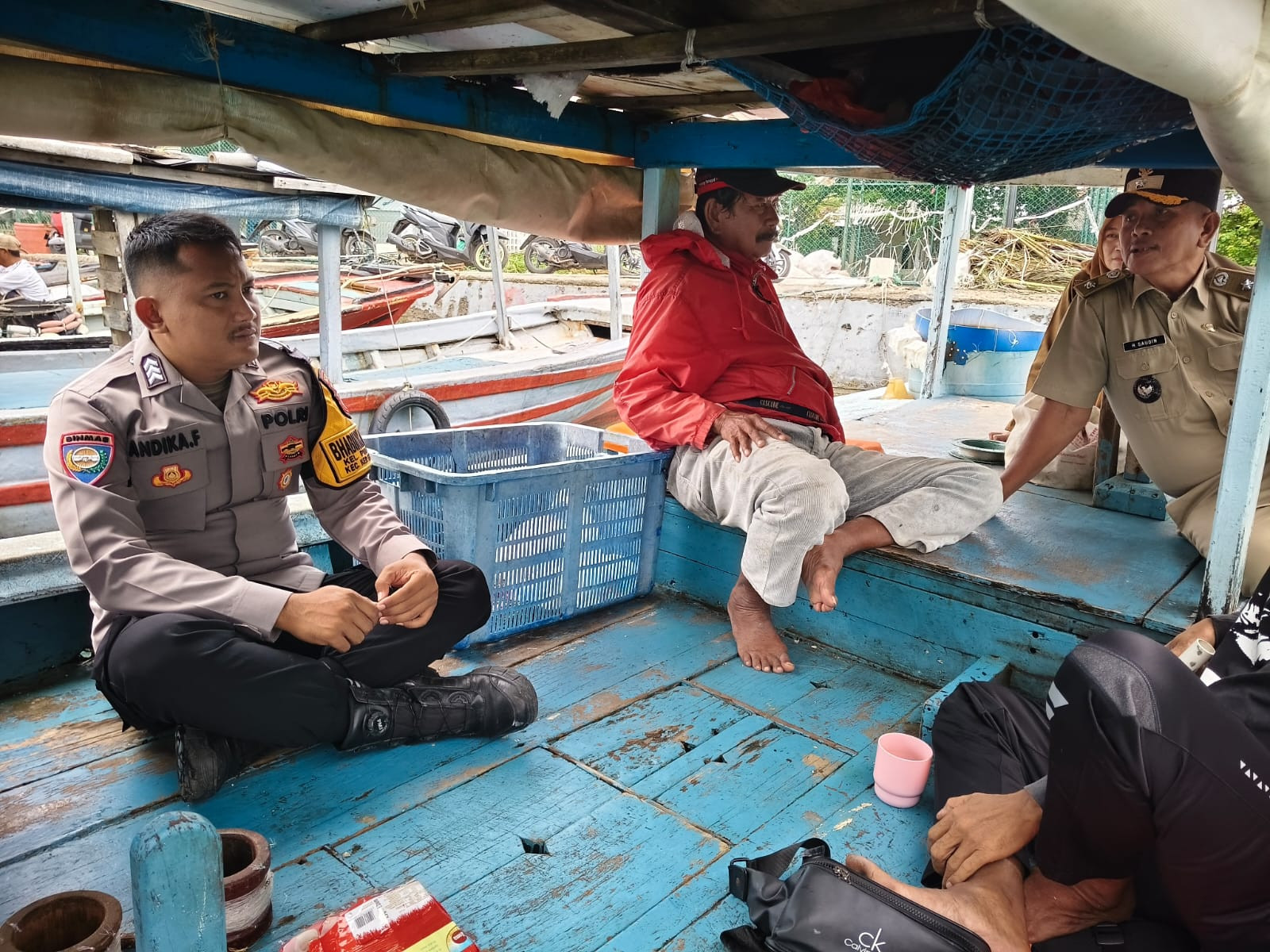 Bhabinkamtibmas Pulau Tidung Bersama Tiga Pilar Monitoring Cuaca dan Sampaikan Imbauan Keselamatan Nelayan