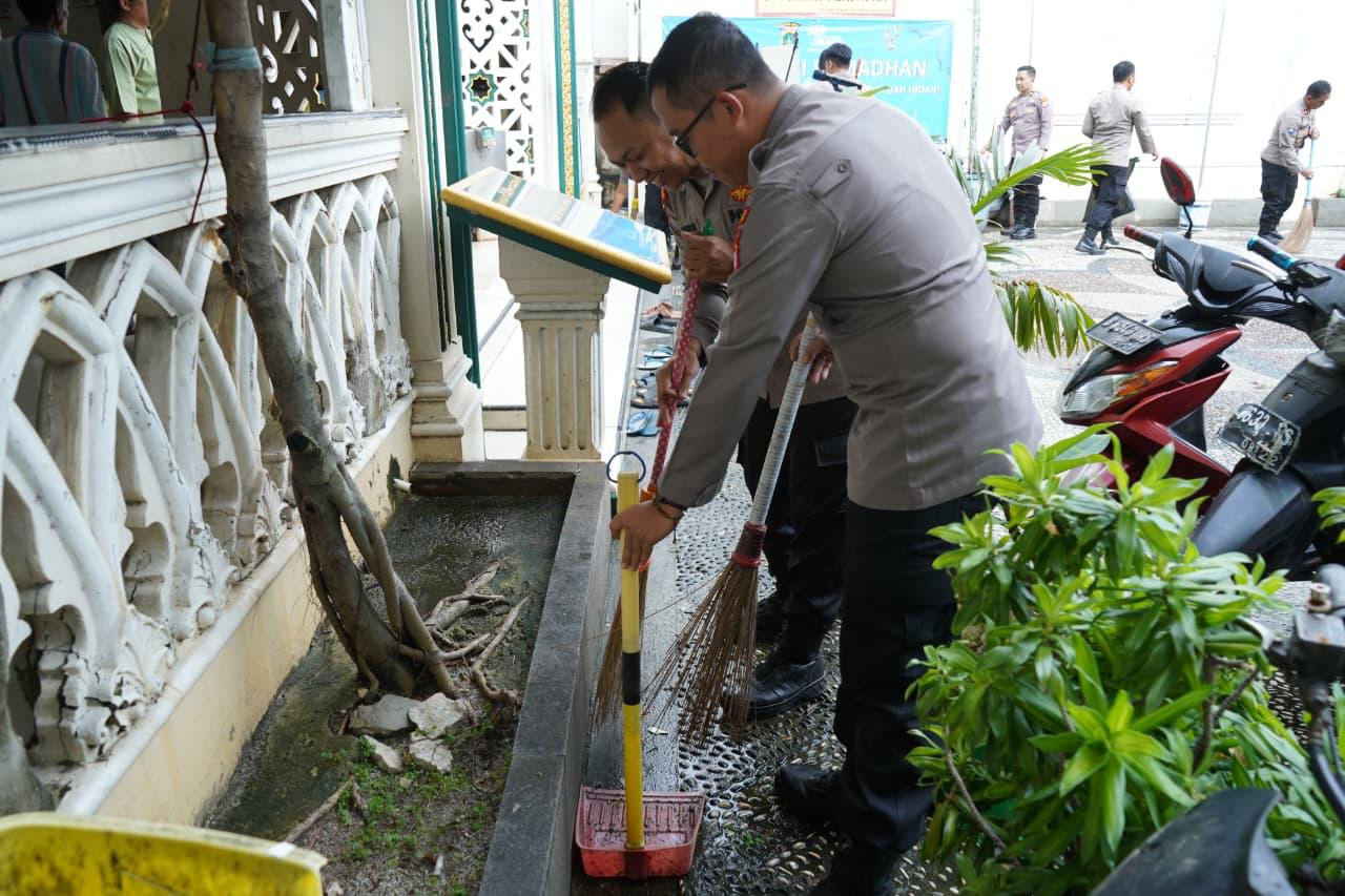 Polres Metro Jakarta Utara Gelar Program Bang Jasri Ramadhan di Koja, Wujudkan Masjid Bersih dan Kepedulian Sosial