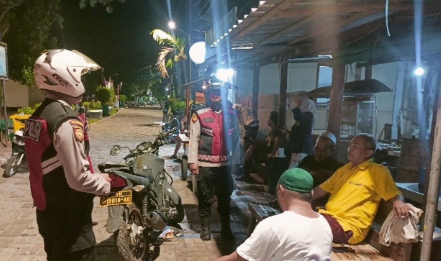 Patroli Malam Gabungan, Polsek Kepulauan Seribu Selatan Gencarkan Sosialisasi Layanan 110 dan Barcode Pengaduan Masyarakat