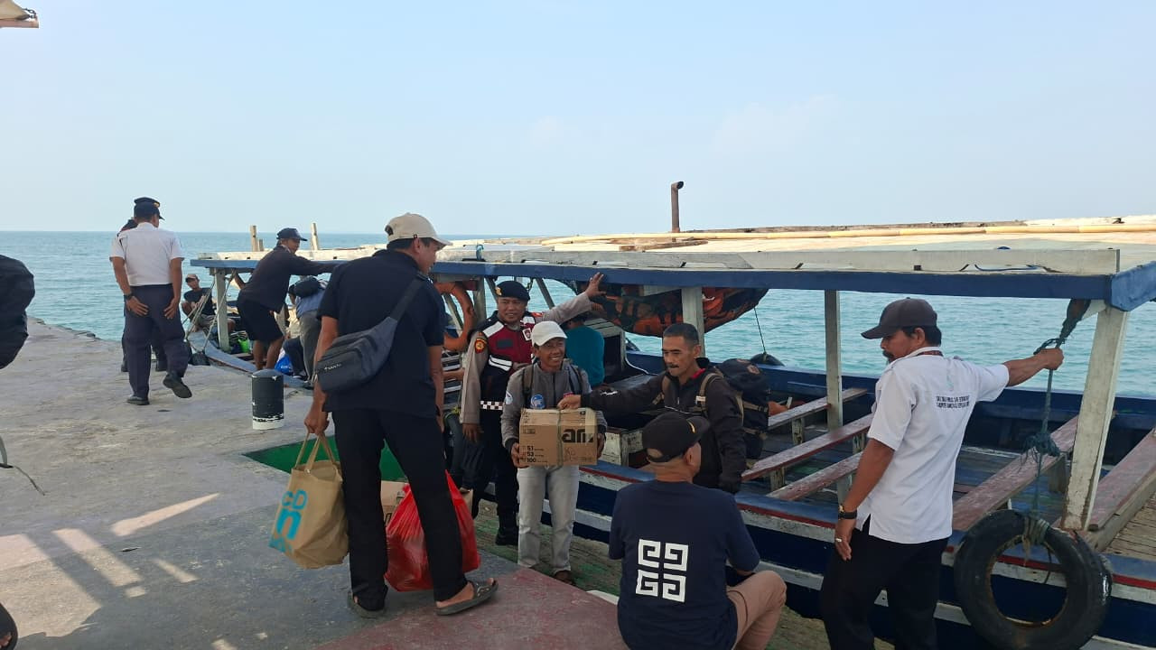 Jakarta On The Spot Minggu Pagi, Polisi Humanis Bantu Penumpang Turun Kapal dan Sosialisasikan Layanan Polisi 110