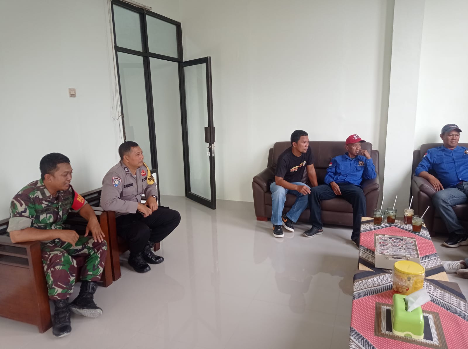 SINERGITAS TNI – POLRI DI WILAYAH MUSTIKASARI, DUKUNG KOORDINASI TURNAMEN VOLLY ANTAR RW HUT RI KE-80