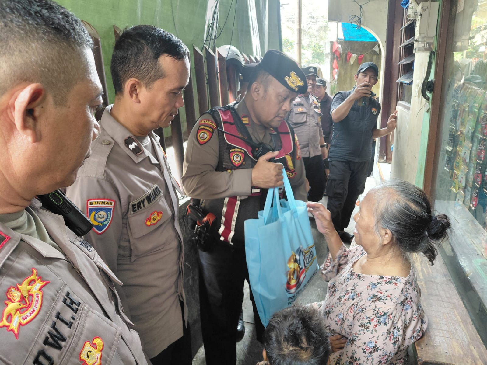 Jumat Peduli Polsek Pademangan Bagikan Sembako Secara Door to Door kepada Warga