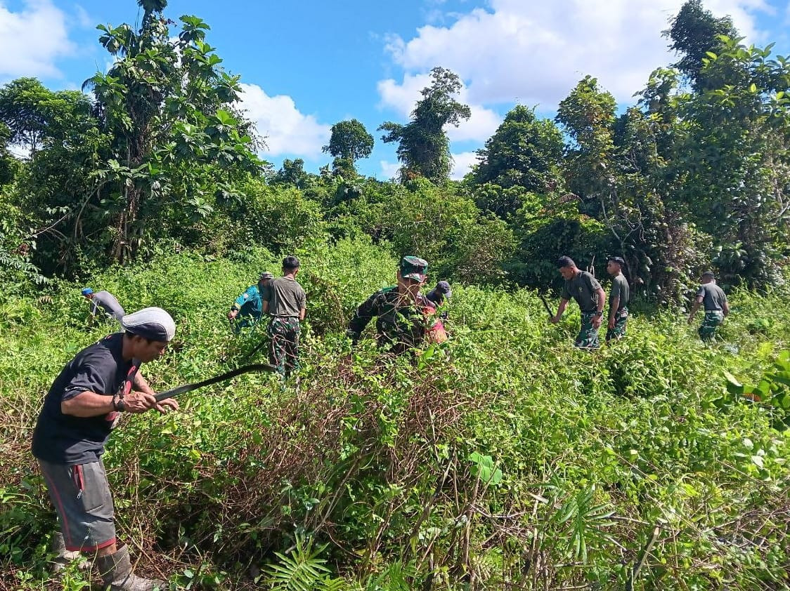 Babinsa Koramil Mapurujaya Bersama Warga Bersihkan TPU Kampung Hiripau