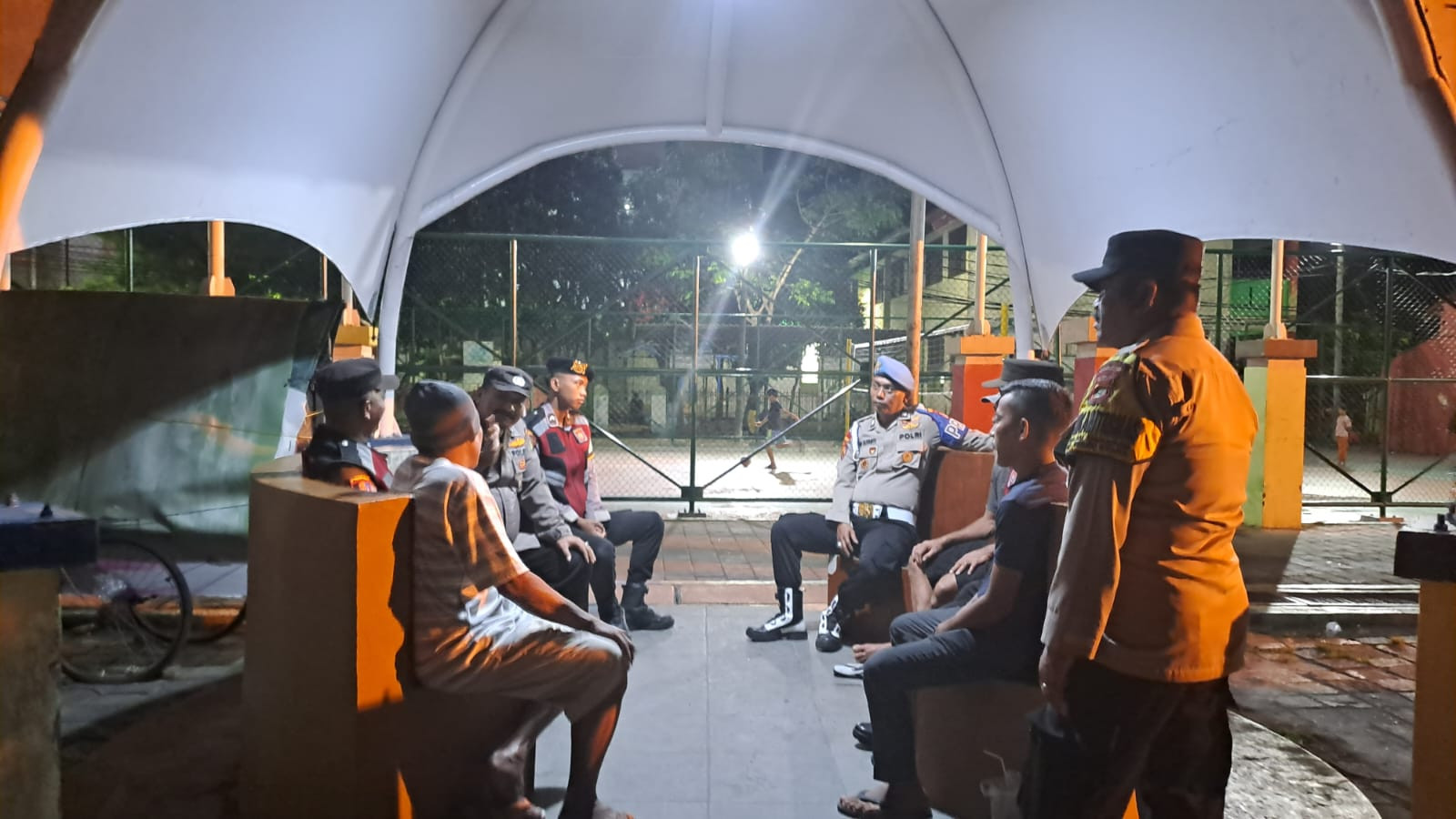 Patroli Malam Gabungan, Polsek Kepulauan Seribu Utara Perkuat Siskamling dan Sosialisasikan Layanan 110