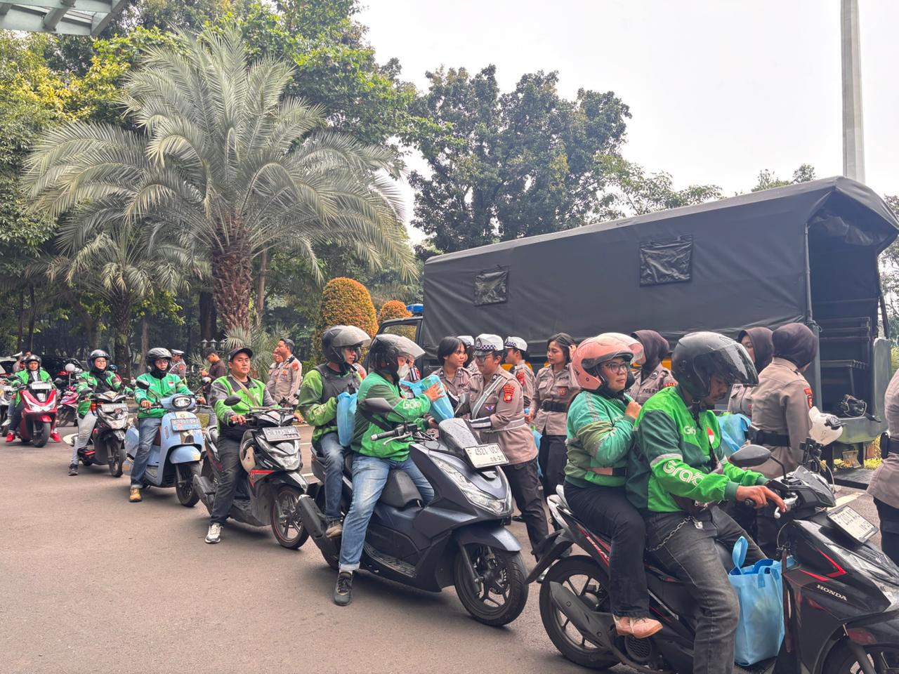 Polwan Polda Metro Jaya Ajak Ojol Tertib Lalu Lintas di Program Jum’at Peduli