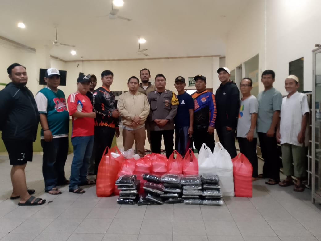 WUJUD KEPEDULIAN PASCA BANJIR: POLSEK MEDAN SATRIA BERSAMA LURAH HARAPAN MULYA DISTRIBUSIKAN RATUSAN NASI BOX DAN KAOS KAKI UNTUK WARGA