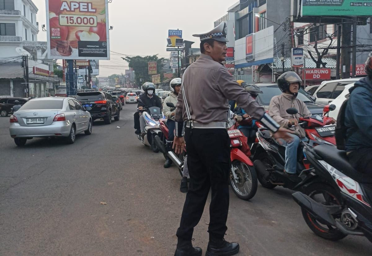 Polisi Hadir Dititik Rawan Macet Untuk Kelancaran Aktivitas Pagi Warga