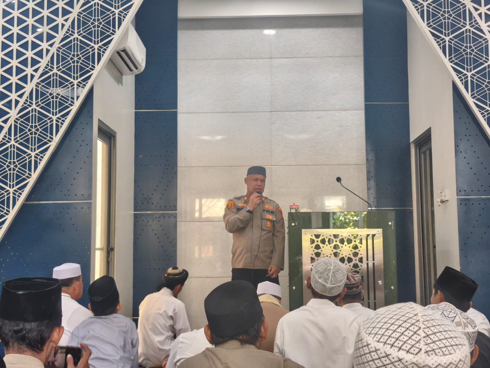 Kapolsek Bekasi Barat Sampaikan Himbauan Kamtibmas dalam Program Jumat Keliling