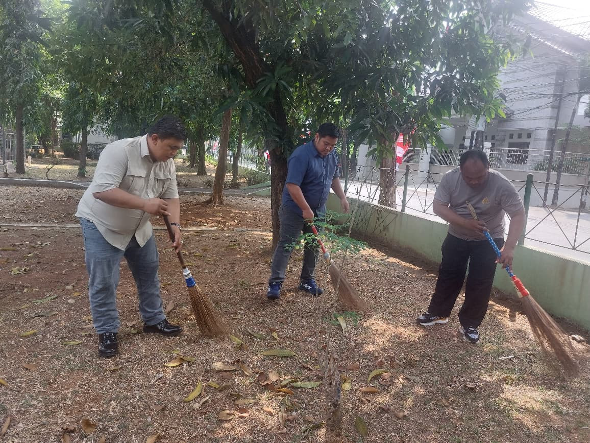 Polsek Kelapa Gading Gelar Aksi "Merdeka Bersama Masyarakat", Percantik Lingkungan RW 014 Pegangsaan Dua