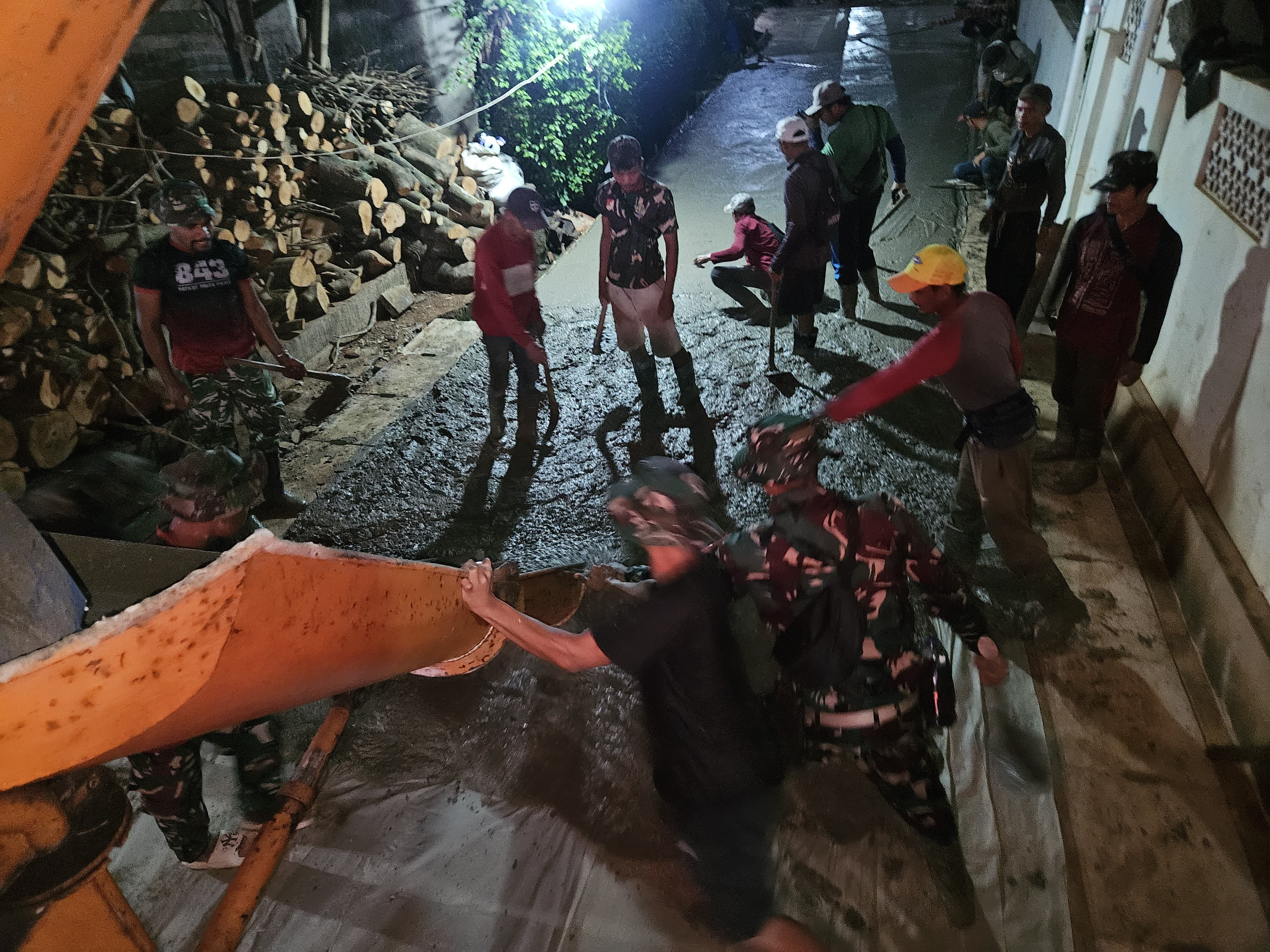 Jelang Penutupan TMMD Ke-128, Satgas dan Warga Kebut Pengecoran Jalan Utama Jl. Simin Gaer Jatirangga