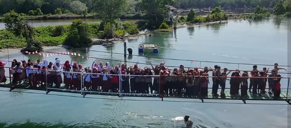 Jembatan Gantung Garuda Sungai Paniki Resmi Digunakan, Warga Desa Bonda: Terima Kasih Presiden!