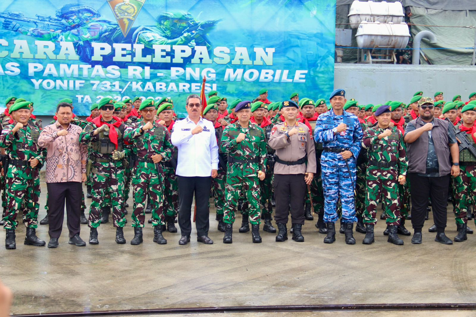 Bersama Forkopimda Maluku Dankodaeral IX Ikuti Prosesi Pemberangkatan Satgas Pamtas RI-PNG Mobile Yonif 731/Kabaresi