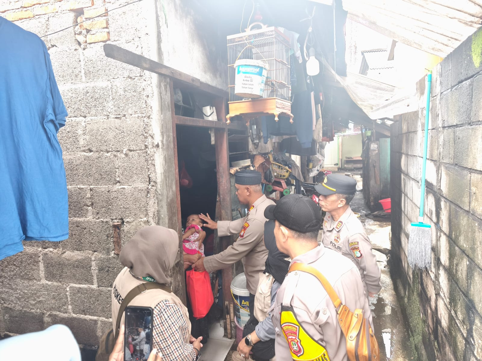 Kapolsek Bekasi Barat Beri Dukungan Moril dan Bantuan untuk Bayi Hidrosefalus