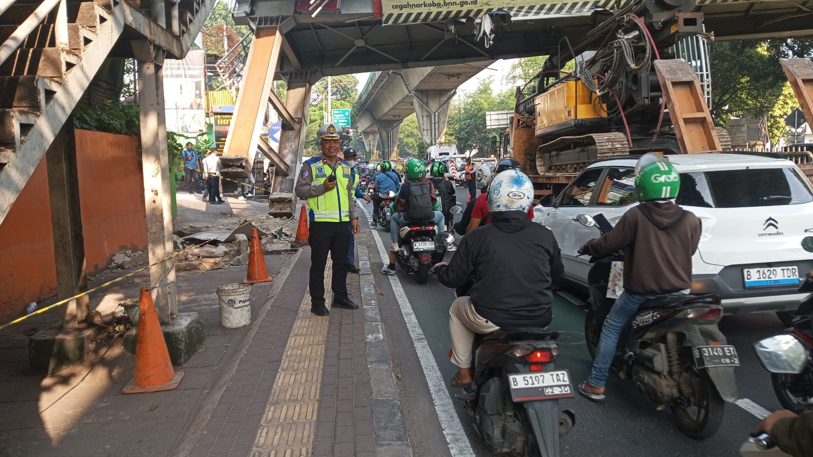JPO Tendean Ditabrak Truk Alat Berat, Polisi Alihkan Arus Lalu Lintas
