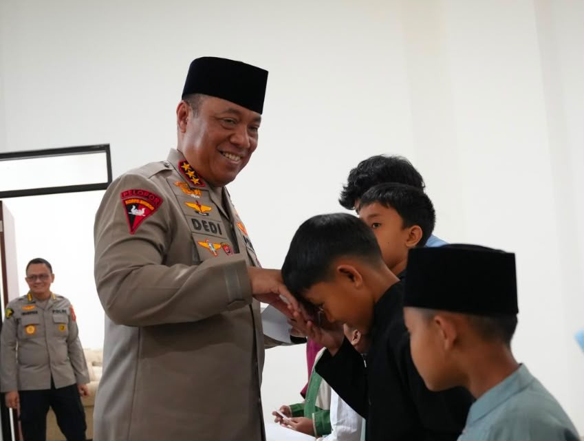 Revitalisasi Masjid Panggilan Sujud, Wakapolri Berbagi Kebahagiaan Bersama Anak-Anak Yatim