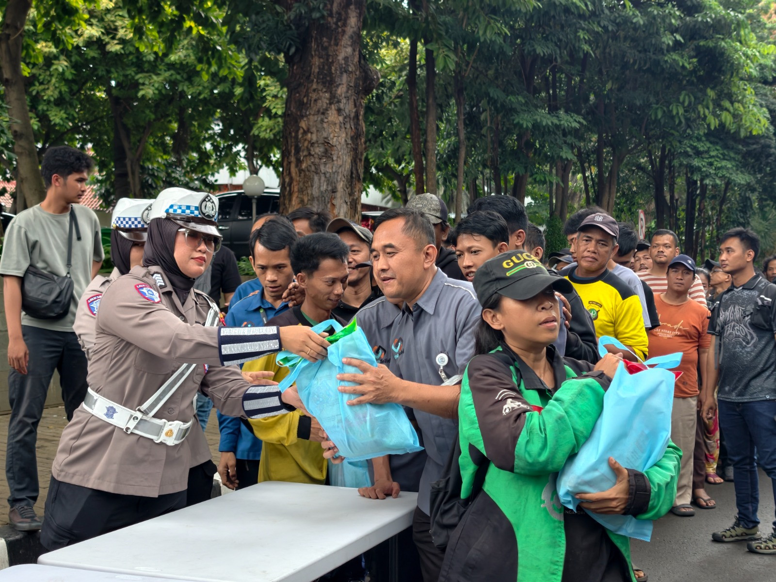Polda Metro Jaya Hadir untuk Ojol dan PHL Lewat Program Jum’at Peduli