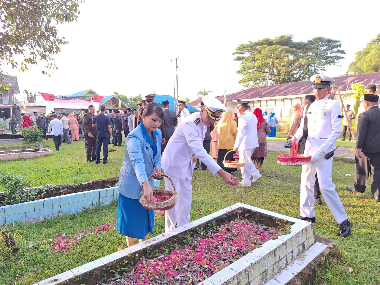 Danlanal Simeulue Pimpin Upacara Ziarah dan Tabur Bunga Pada Peringatan  HUT Ke-80 Kemerdekaan RI