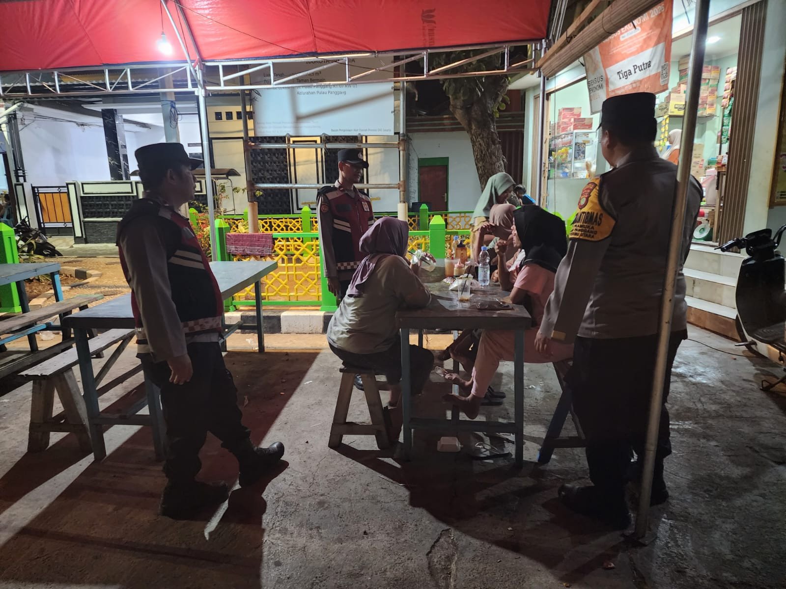 Patroli Malam Jakarta On The Spot, Polsek Kepulauan Seribu Selatan Sampaikan Layanan Polisi 110 Saat Sambangi Warga