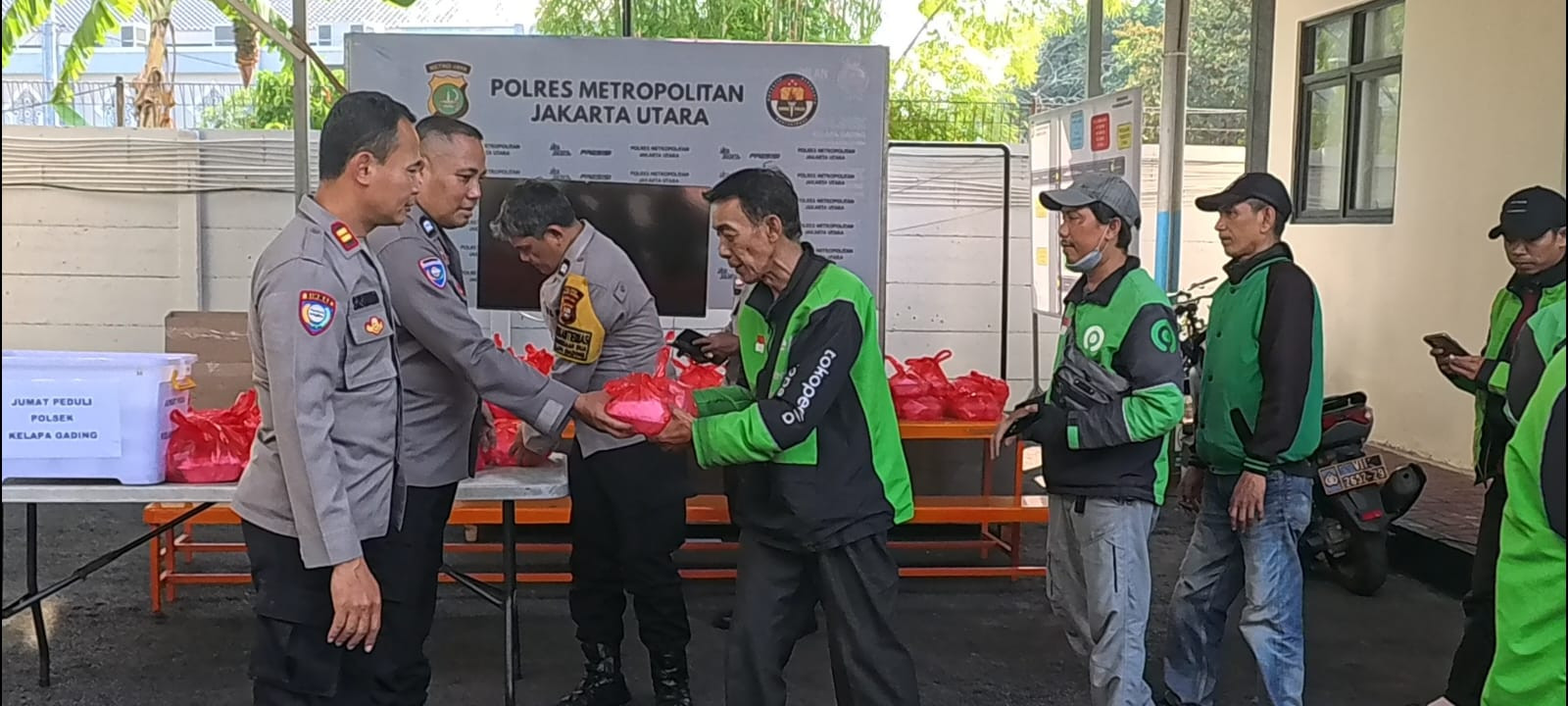 Polsek Kelapa Gading Tebar Kepedulian, 150 Nasi Kotak Dibagikan kepada Ojol dan Sabuk Kamtibmas