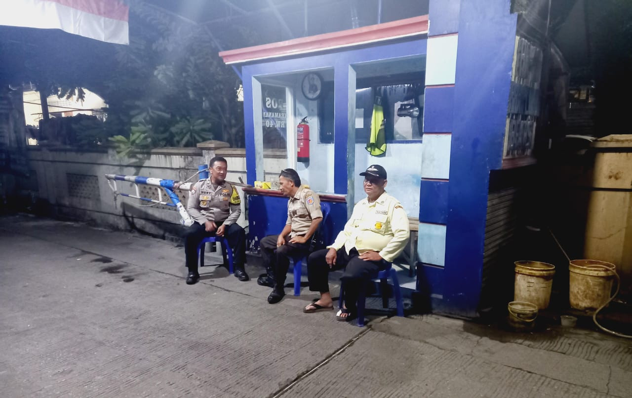 Tingkatkan Kewaspadaan Kegiatan Pos Kamling, Bhabinkamtibmas Sambangi Pos Kamling di Bojong Rawalumbu