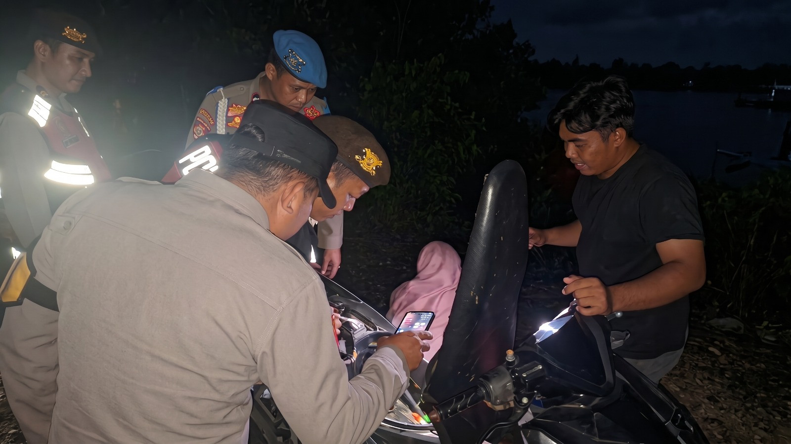 Patroli Malam Jakarta On The Spot, Polsek Kepulauan Seribu Selatan Sapa Warga dan Sosialisasikan Layanan Polisi 110