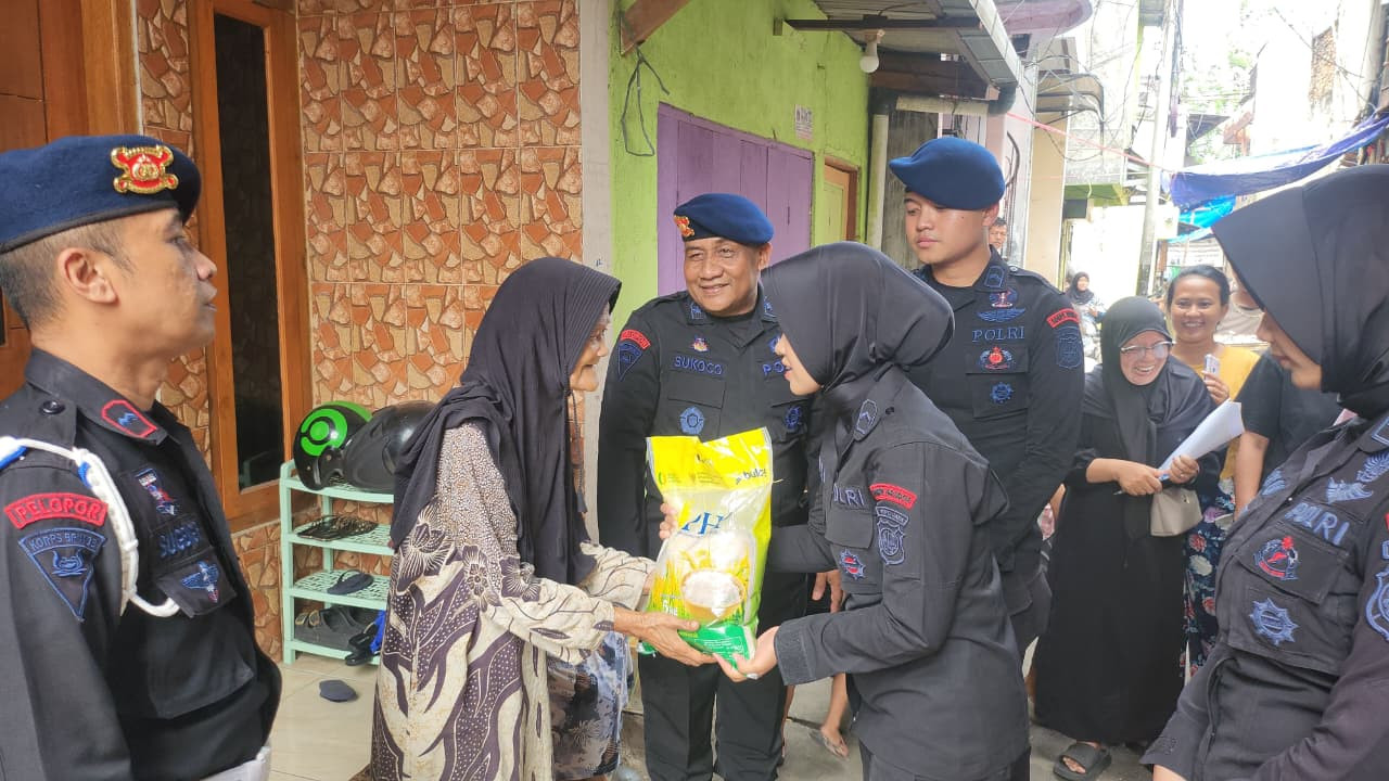 Jumat Peduli, Brimob Polda Metro Jaya Tebar Kepedulian di Tengah Masyarakat