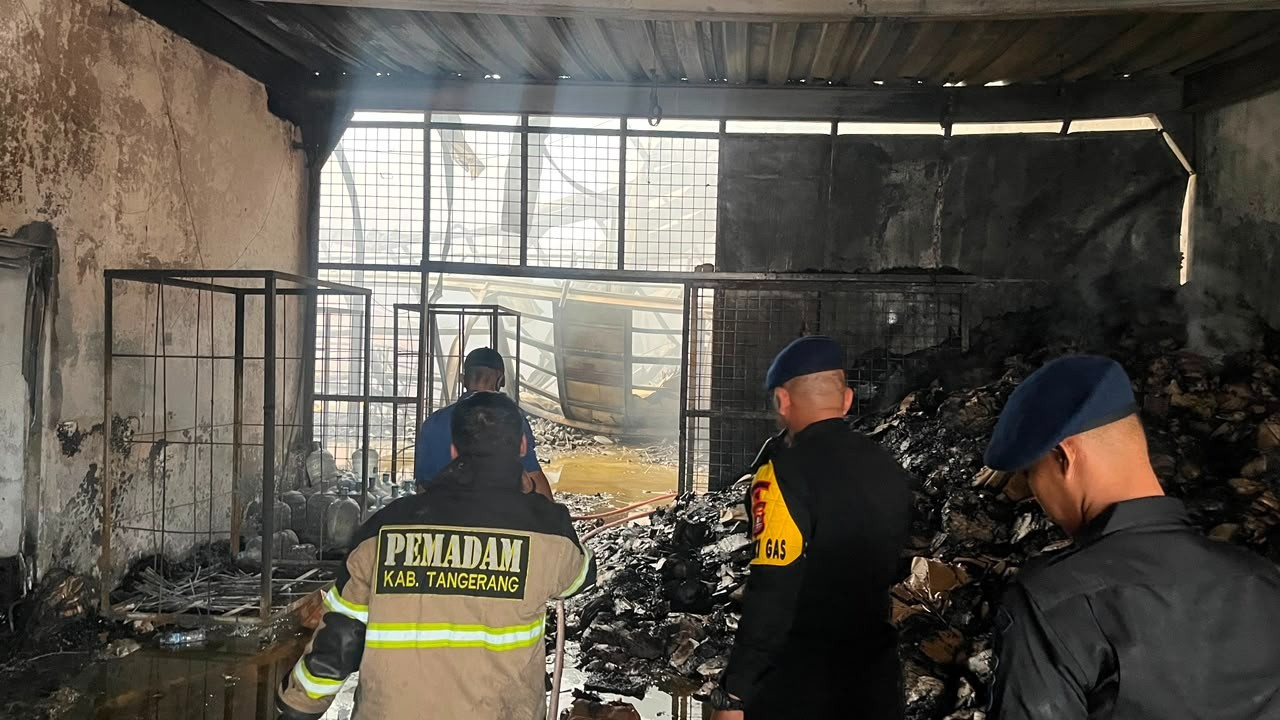 Brimob Polda Metro Jaya Bantu Padamkan Kebakaran Gudang di Kosambi