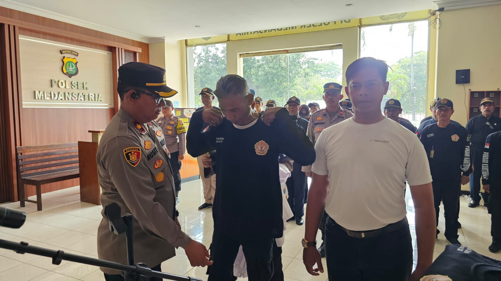 Tingkatkan Sinergi, Kapolsek Medan Satria Serahkan Seragam Pokdar Kamtibmas Kepada Pengurus Jajaran Kecamatan Medan Satria