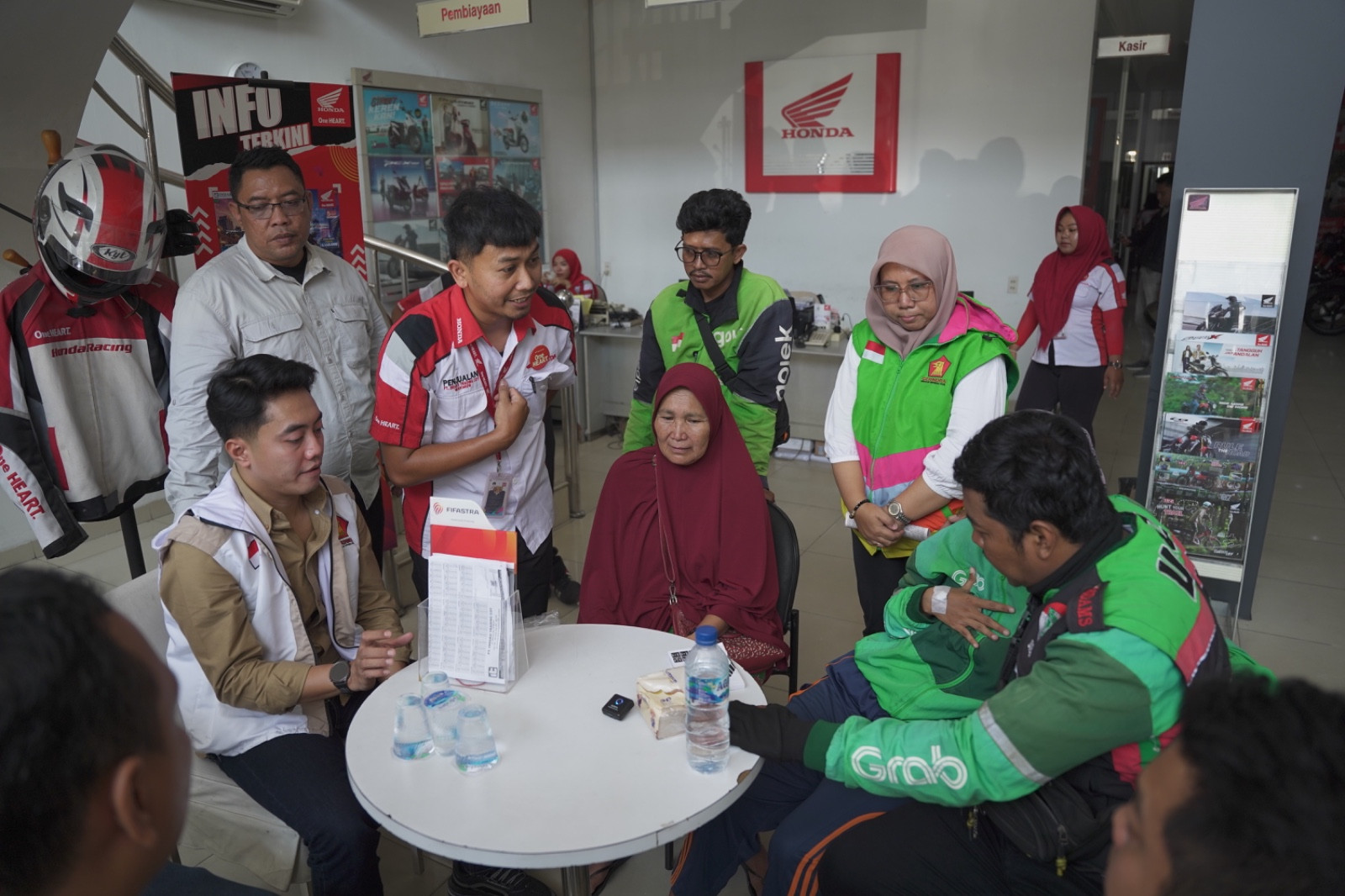 Legislator Partai Gerindra Ade Jona Prasetyo Beri Motor Baru untuk Driver Ojol Tunarungu Korban Pencurian di Medan