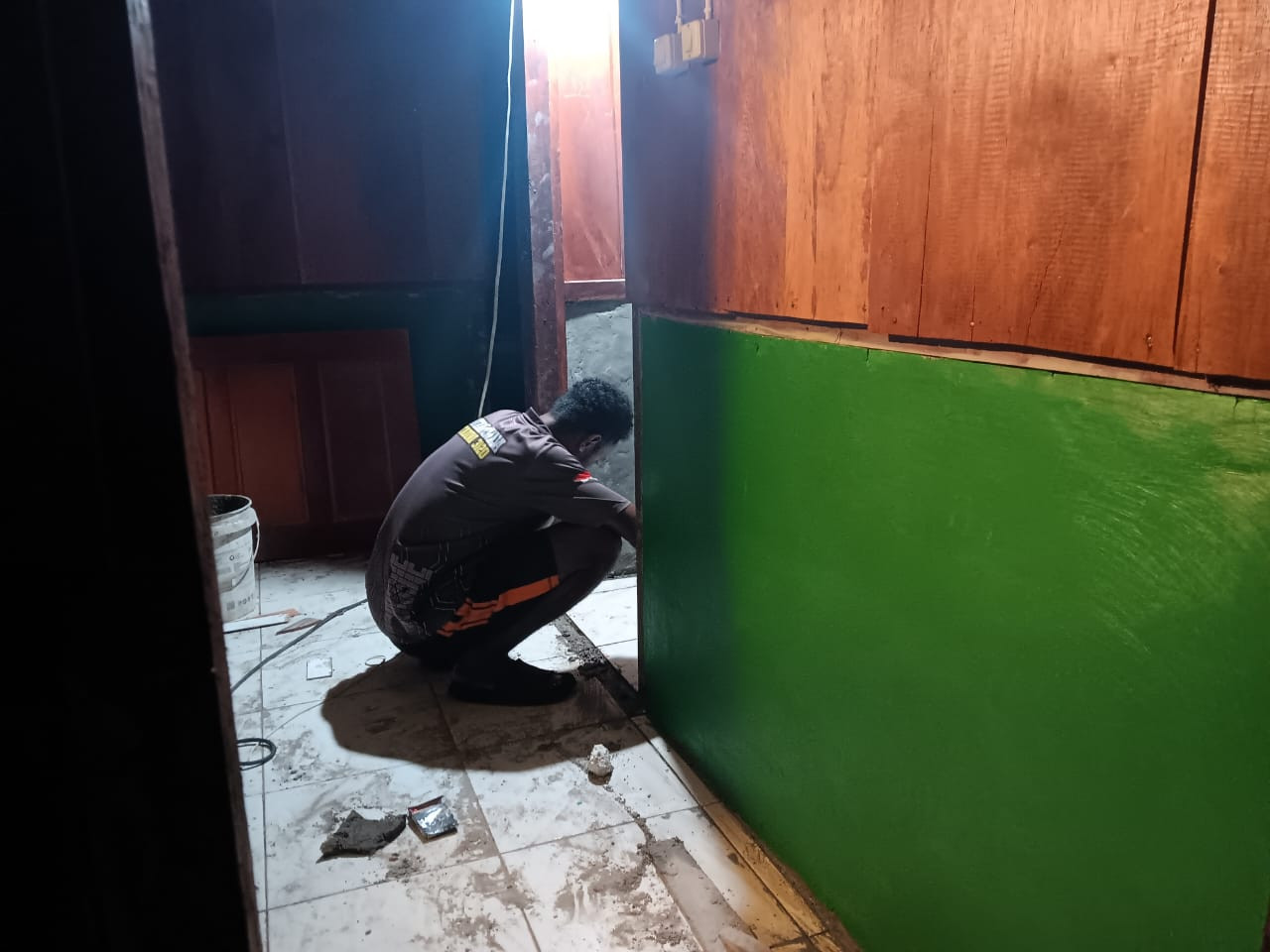 Pantang Menyerah hingga Malam, Satgas TMMD Ke-129 Kodim 1807/Sorsel Lembur Finishing Rumah Type 36 untuk Warga Kampung Sesor