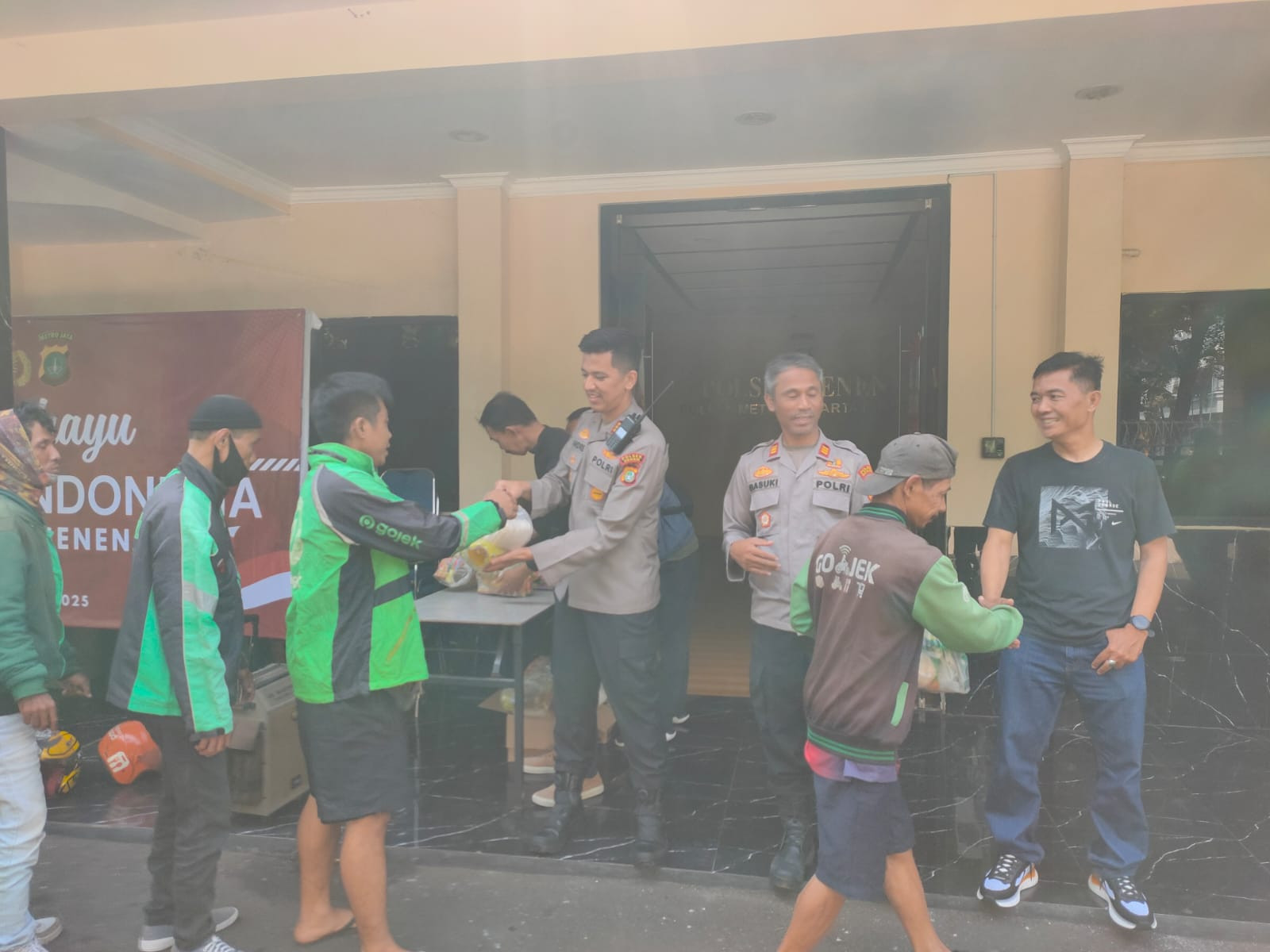 Polsek Senen Bagikan Sembako untuk Ojol, Kapolsek Minta Maaf atas Insiden Baracuda