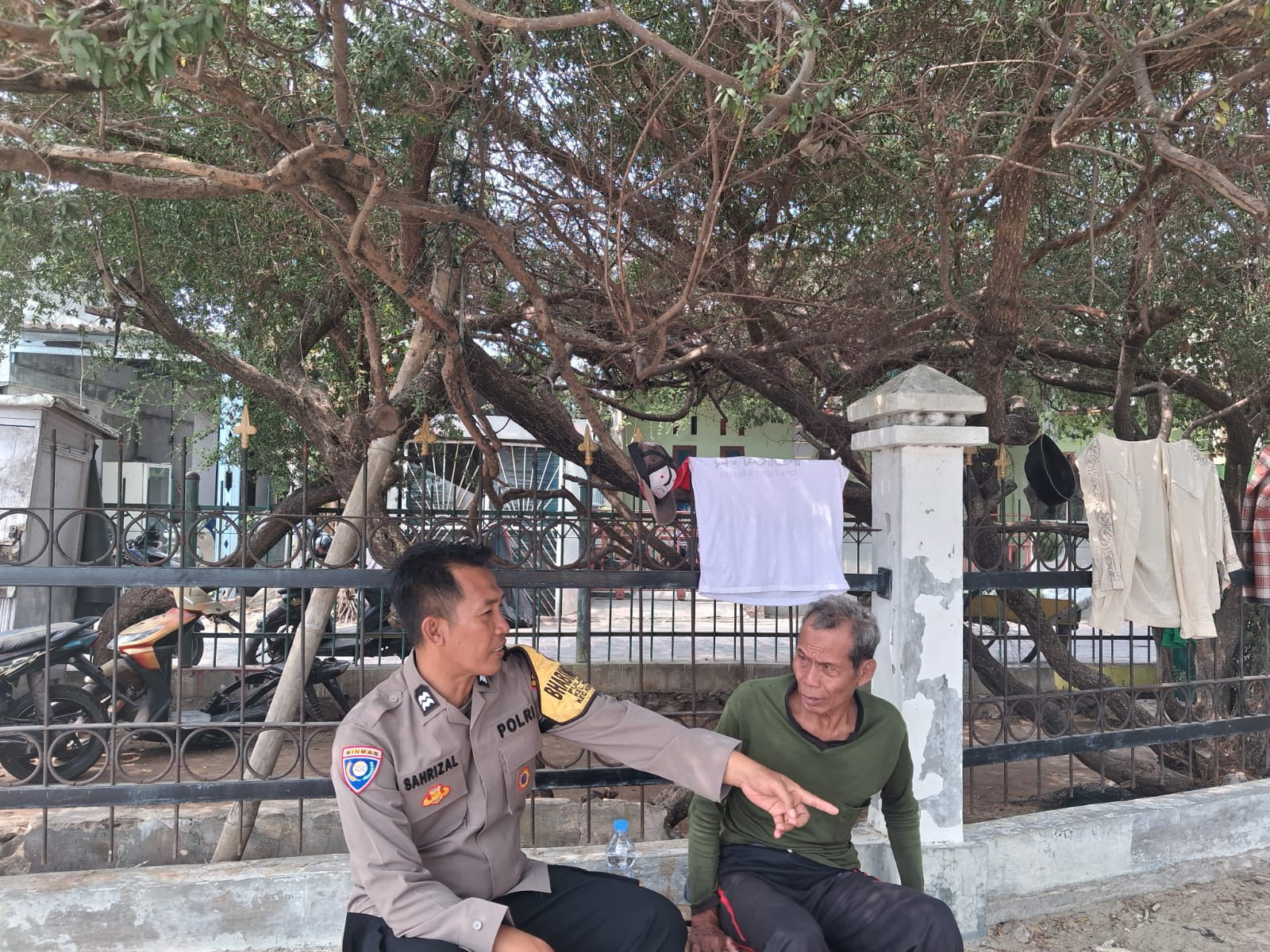Bhabinkamtibmas Pulau Kelapa Sosialisasikan Layanan Polisi 110, Ajak Warga Jaga Kamtibmas