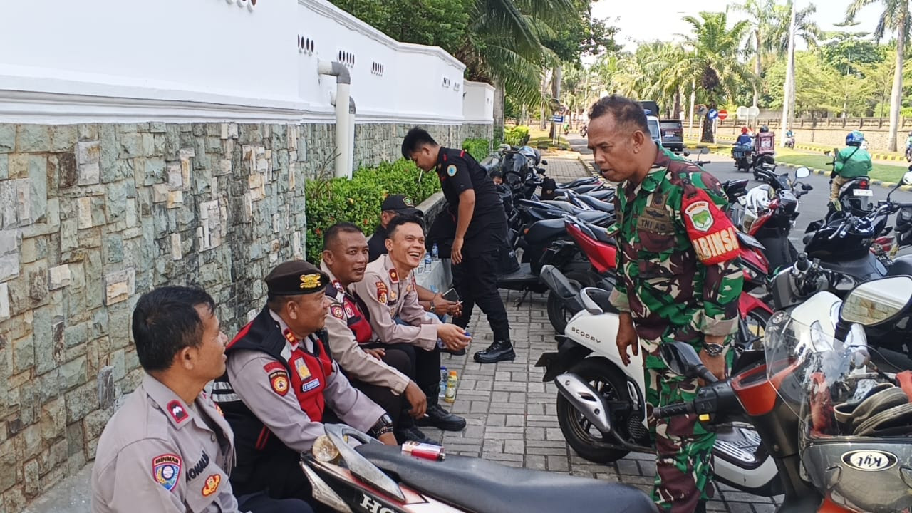 Polsek Metro Penjaringan dan DKM Masjid Al Qohar Tebar Kebaikan Lewat Jumat Berkah