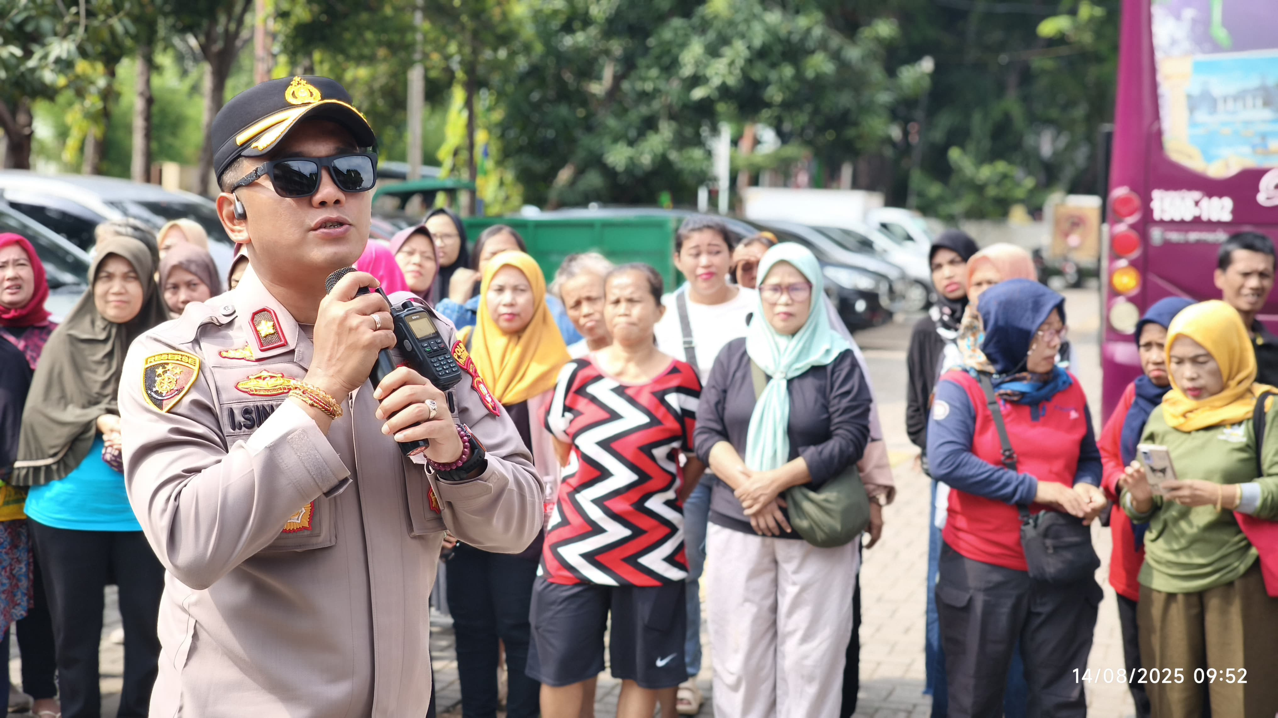 500 Warga Pademangan Antusias Ikuti Launching Gerakan Pangan Murah Bersama Kapolri di Bulog Kelapa Gading