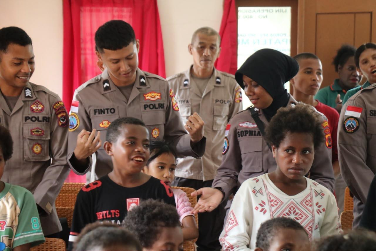 Momentum Hari Bhayangkara ke-80, Satgas Ops Damai Cartenz Pererat Kedekatan dengan Masyarakat Lewat Bakti Sosial