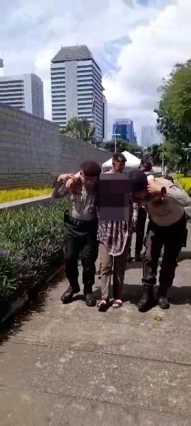Sigap dan Humanis, Polisi Ditpamobvit Tolong Wanita Terjatuh di Depan Kedutaan AS