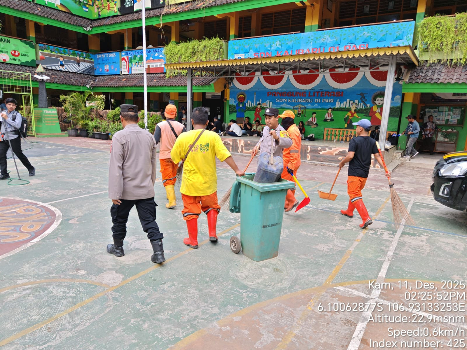Polres Metro Jakut Gelar Aksi Sigap Pulihkan Suasana di SDN 01 Kalibaru usai Insiden Mobil Mitra SPPG Menabrak Puluhan Siswa
