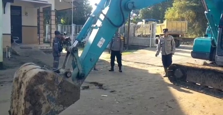 Bantuan Alat Berat Kapolri Dukung Pembersihan Lumpur Pasca Banjir di Pidie