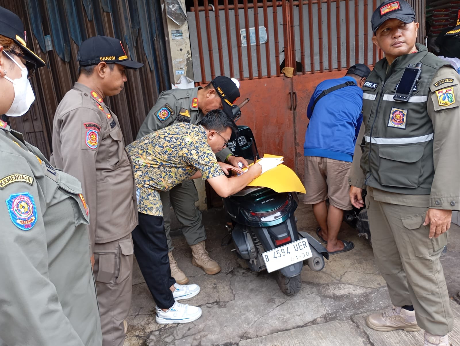 Penataan Kawasan Kalibaru: PKL di Jalan Pasar Baru Ditertibkan untuk Kelancaran Akses Warga