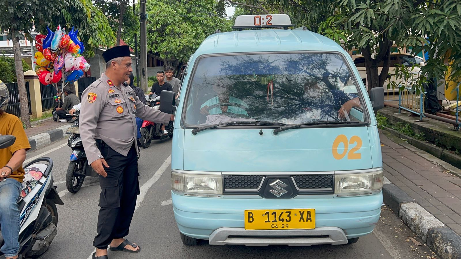 Polsek Koja Gelar Jumat Peduli, Bagikan Bantuan Nasi Kotak untuk Warga Sekitar