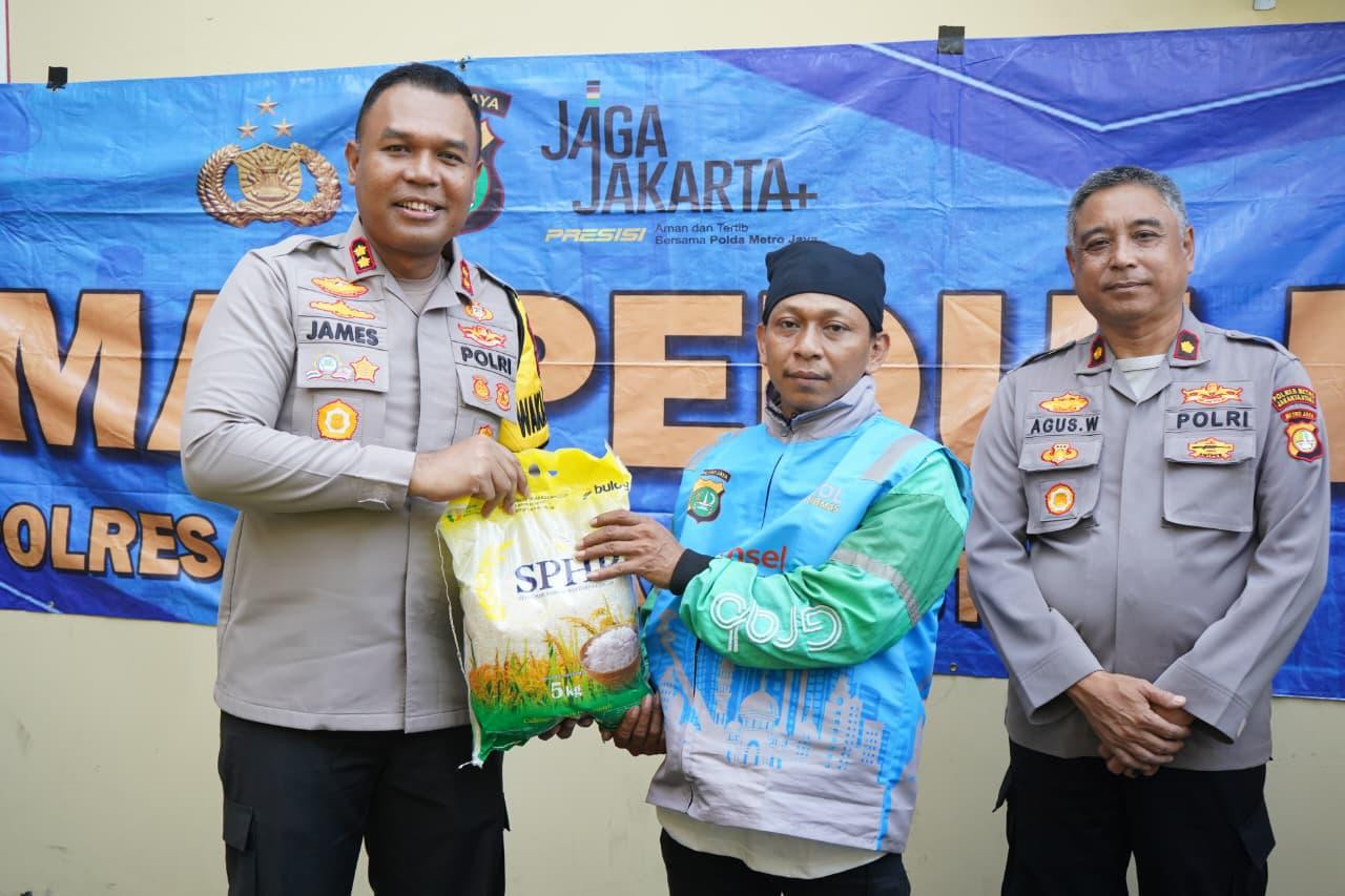 Wakapolres Metro Jakut Gelar Jumat Peduli, Bagikan Beras dan Layanan Kesehatan untuk Ojol