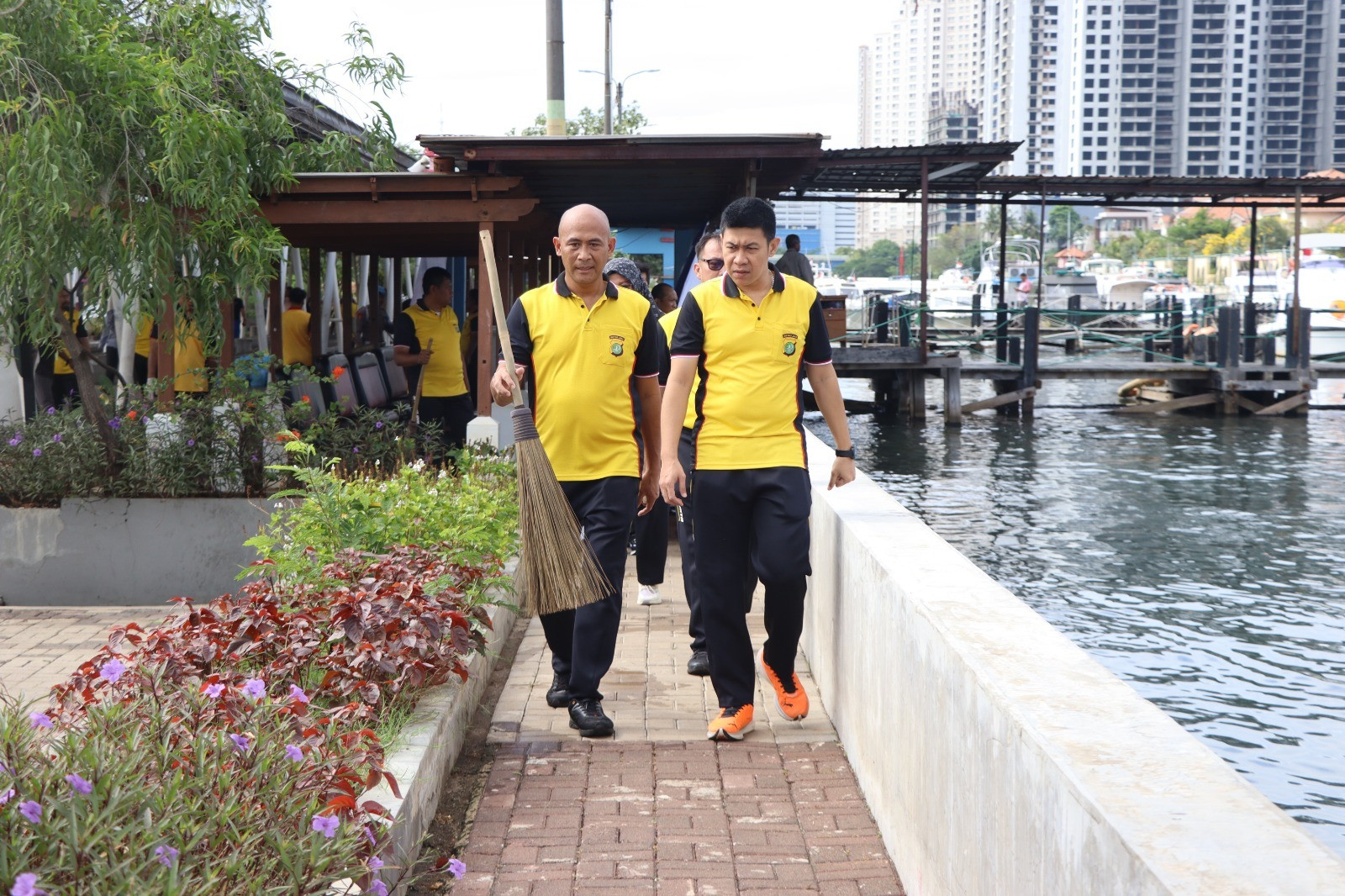 Polres Kepulauan Seribu Aksi Nyata! Kapolres Pimpin Korve Bersihkan Laut dan Dermaga Marina Ancol