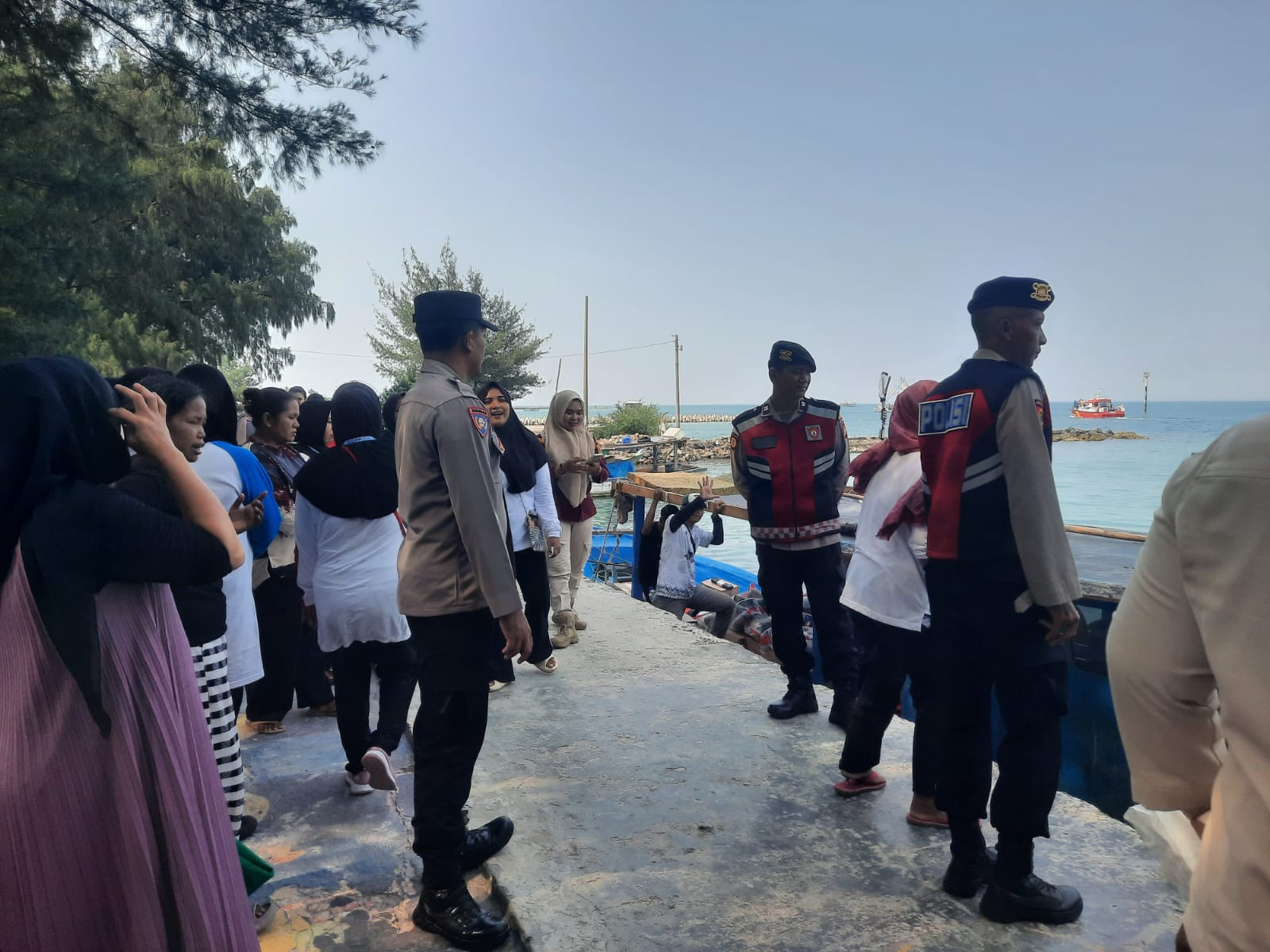 Jaga Jakarta On The Spot di Dermaga Pulau Tidung, Polsek Kepulauan Seribu Selatan Sosialisasikan Layanan 110 dan Keselamatan Wisata