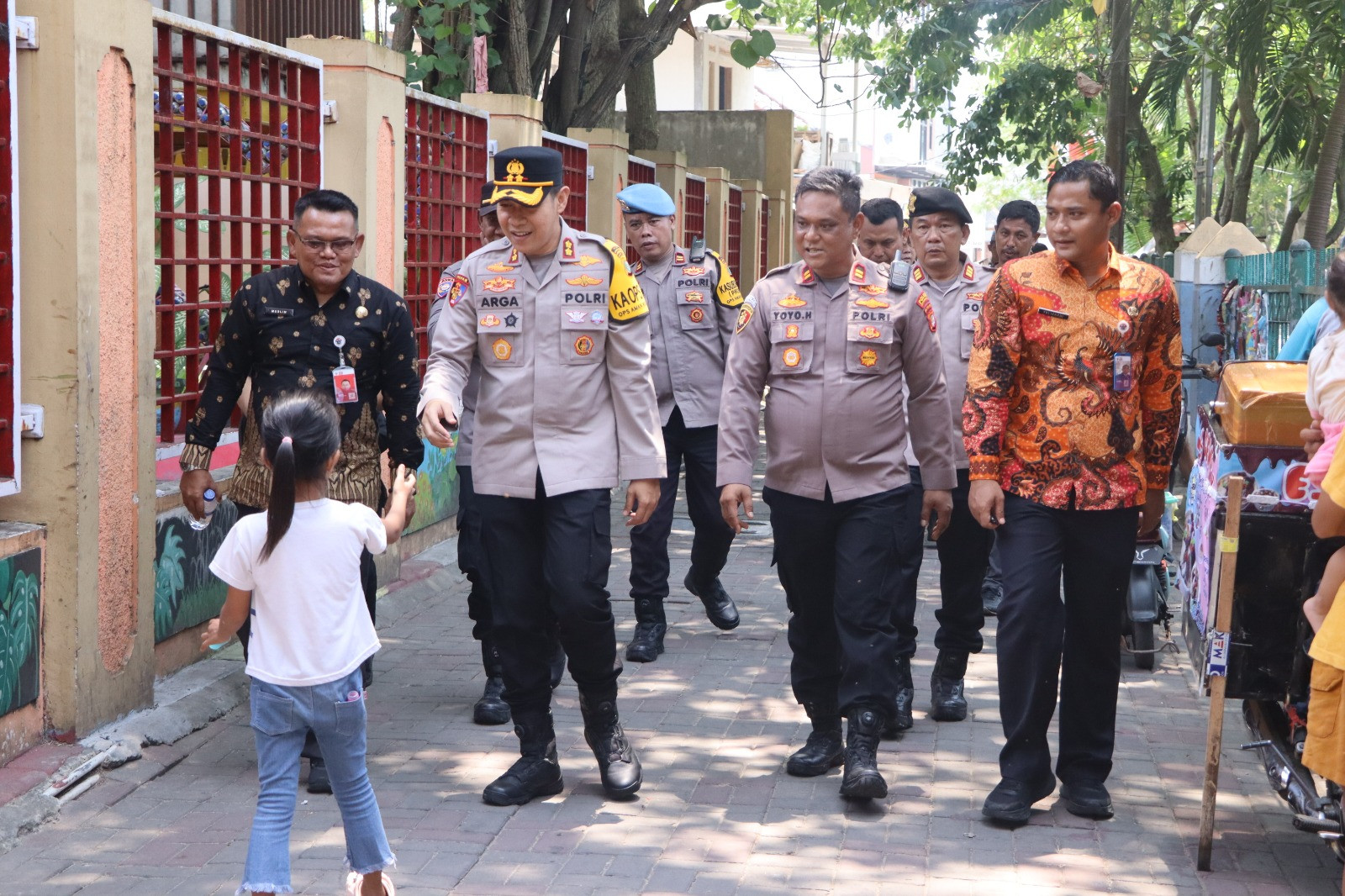 Hangat dan Bersahaja, Kapolres Kepulauan Seribu Disapa Anak-Anak Pulau Saat Kunjungan Kerja di Pulau Kelapa