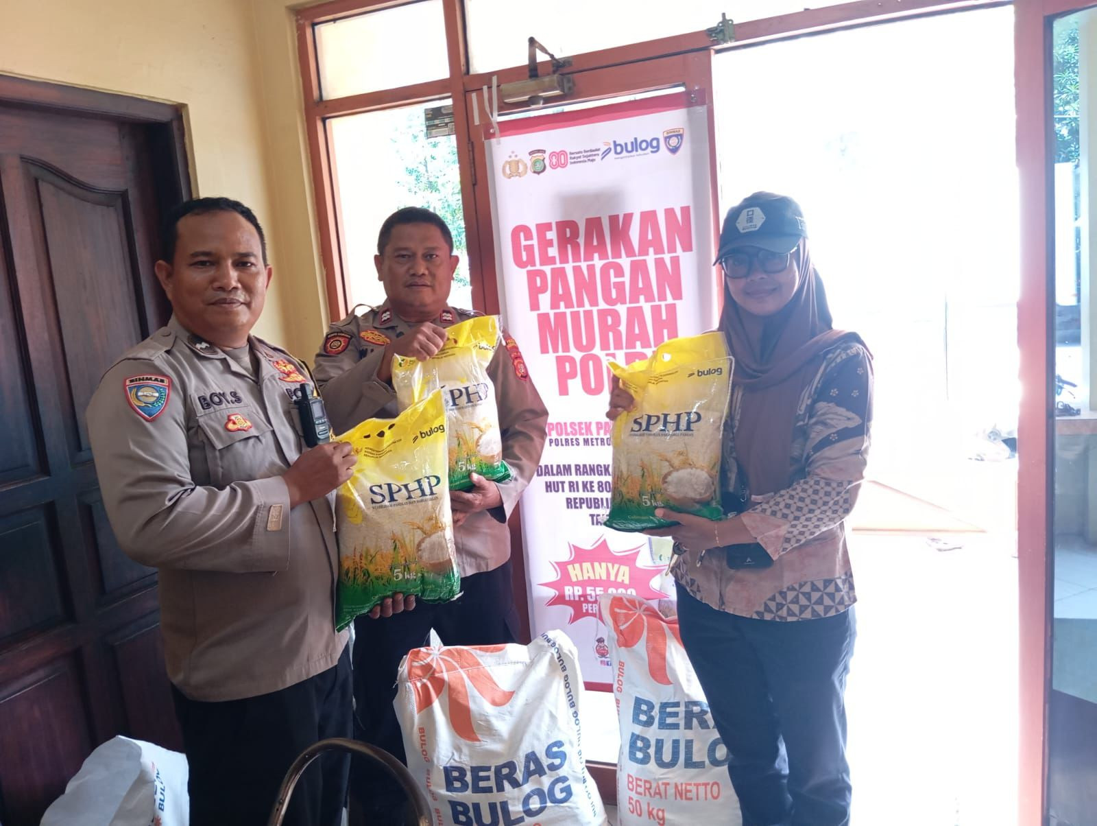 Polsek Pademangan dan Bulog Gelar Gerakan Pangan Murah, Warga Antusias Beli Beras SPHP